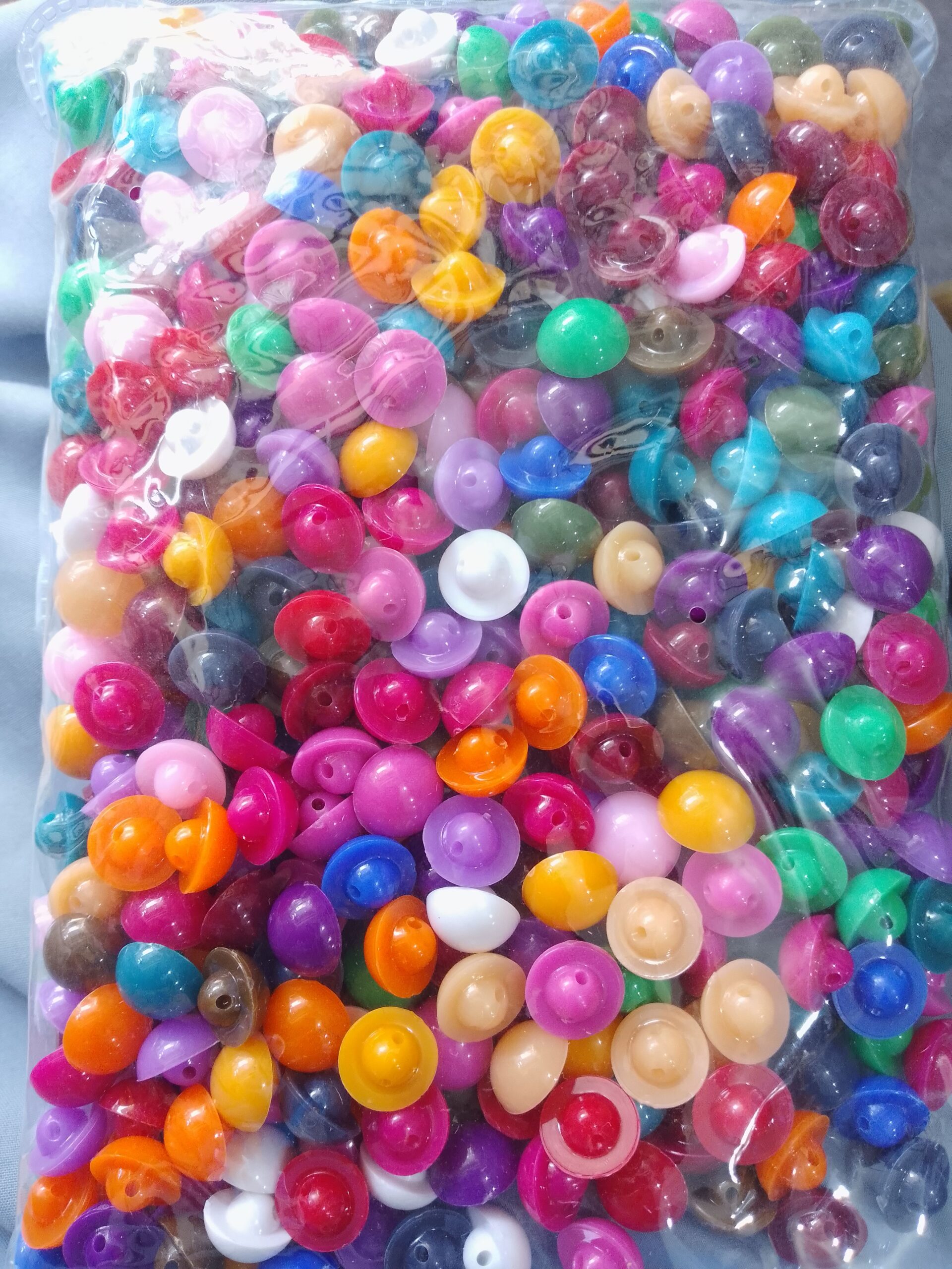 Ladies Fashion Buttons Assorted Multi Colours 500 Pcs Packet High Quality Perfect For Tailoring Embroidery And Craft Projects - Image 3