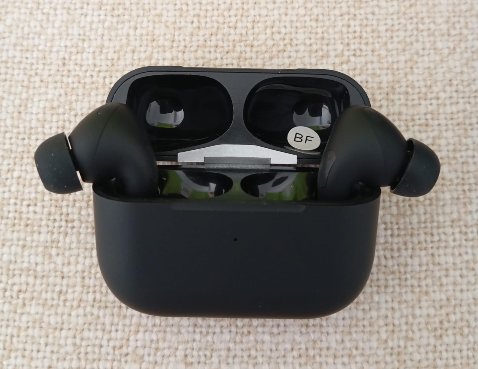 Pro 2 Earbuds In Black - High Quality Wireless Bluetooth Earphones With Type C Charging Port For Reliable Audio Performance And Convenience - Without Box - Image 5