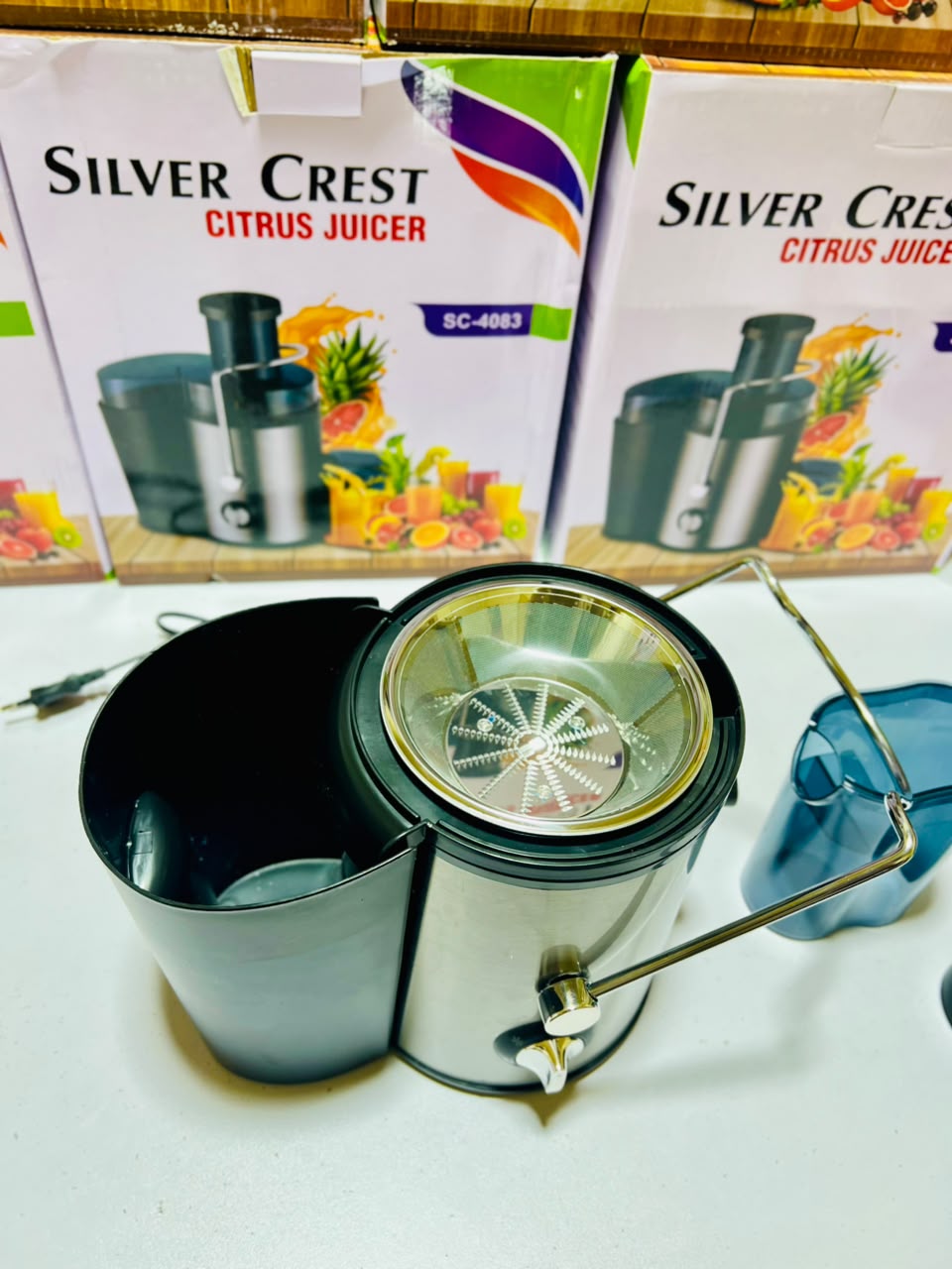 Silver Crest Fruit Juicer With Two Speed Settings I And II For Efficient Juicing Of Various Fruits And Durable Daily Home Use Design - Image 7